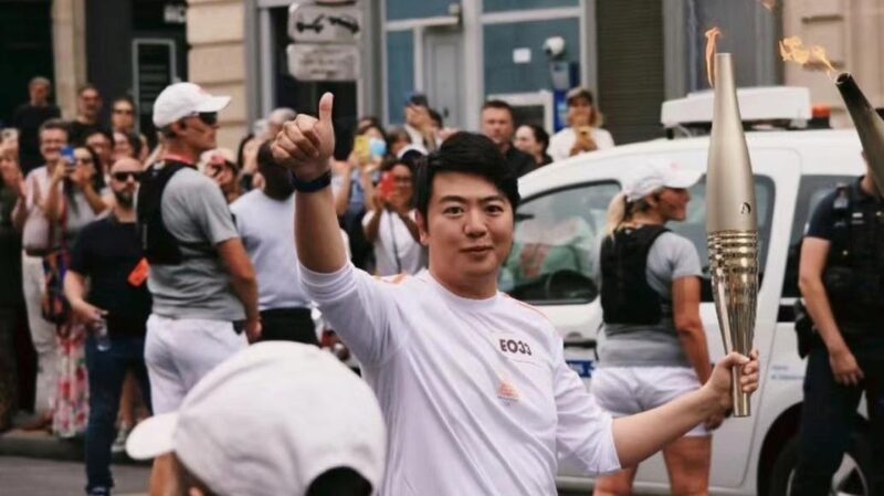 Chinese_Pianist_Lang_Lang_Carries_Olympic_Torch_in_Paris_2024_Relay_poster - Khabar Asia Chinese_Pianist_Lang_Lang_Carries_Olympic_Torch_in_Paris_2024_Relay video poster