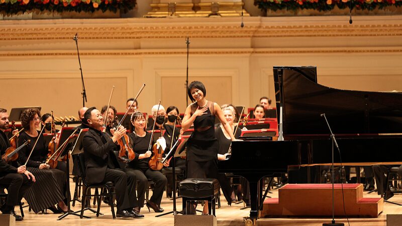 Chinese_Pianist_Yuja_Wang_Makes_History_at_66th_Grammy_Awards - Khabar Asia Chinese Pianist Yuja Wang Makes History at 66th Grammy Awards