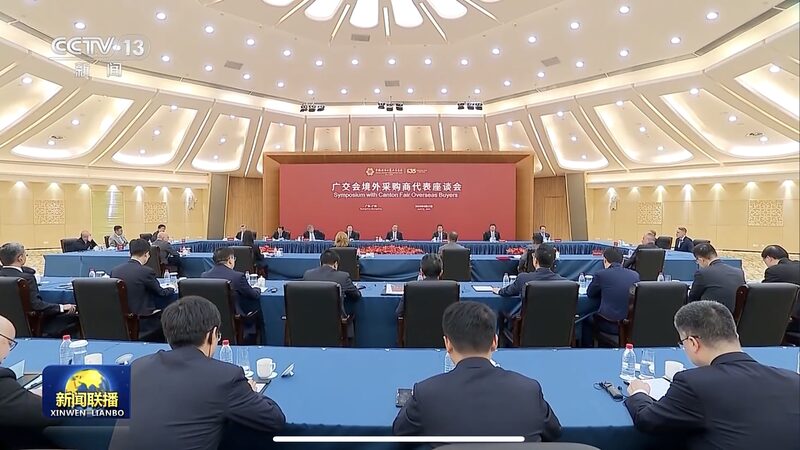 Chinese_Premier_Li_Qiang_Engages_with_Overseas_Buyers_at_the_135th_Canton_Fair - Khabar Asia Chinese Premier Li Qiang Engages with Overseas Buyers at the 135th Canton Fair