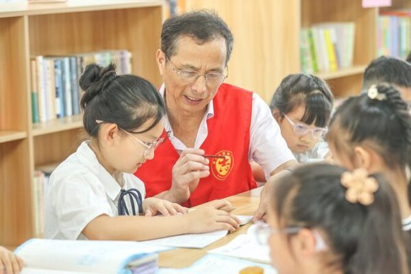 Chinese Premier Li Qiang Urges Steady Implementation of Retirement Age Reform Chinese_Premier_Li_Qiang_Urges_Steady_Implementation_of_Retirement_Age_Reform
