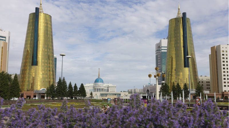 Chinese and Kazakh Presidents Hold Small-Group Talks in Astana