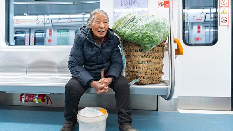 Chongqing_Welcomes_Farmers_with_Bamboo_Baskets_on_Subway_Amid_Urban_Expansion - Khabar Asia Chongqing Welcomes Farmers with Bamboo Baskets on Subway Amid Urban Expansion