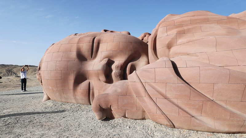 Colossal__Son_of_the_Earth__Sculpture_Draws_Visitors_to_Gansu_Desert - Khabar Asia Colossal__Son_of_the_Earth__Sculpture_Draws_Visitors_to_Gansu_Desert