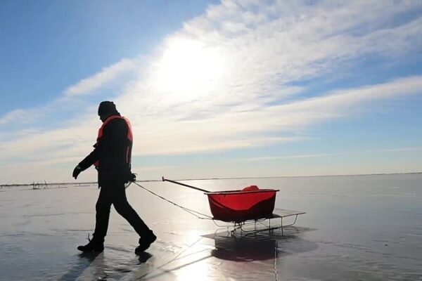Crab Hunting on Ice: Yin Weifeng’s Quest for the Perfect Hotpot Crab Hunting on Ice: Yin Weifeng’s Quest for the Perfect Hotpot video poster