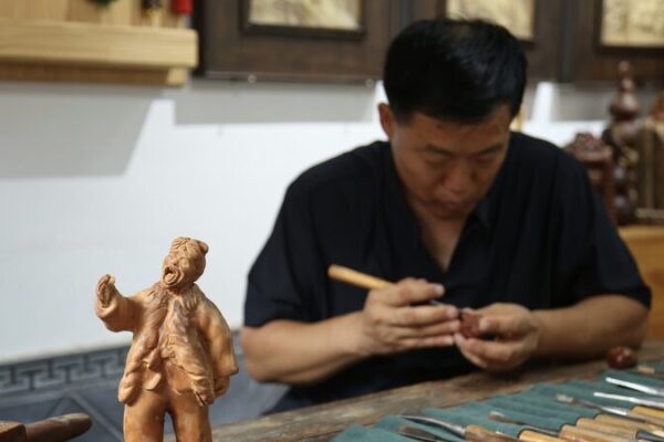 Crafting Tradition: Shaanxi’s Jujube Wood Carver Bridges Past and Present Crafting_Tradition__Shaanxi_s_Jujube_Wood_Carver_Bridges_Past_and_Present
