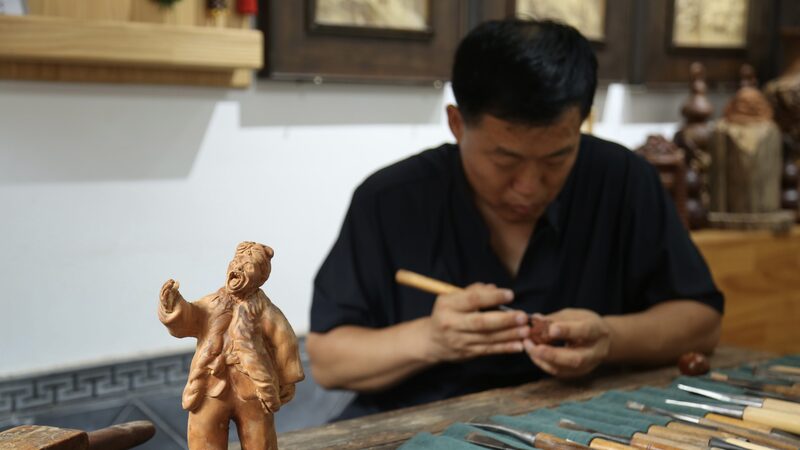 Crafting_Tradition__Shaanxi_s_Jujube_Wood_Carver_Bridges_Past_and_Present - Khabar Asia Crafting_Tradition__Shaanxi_s_Jujube_Wood_Carver_Bridges_Past_and_Present