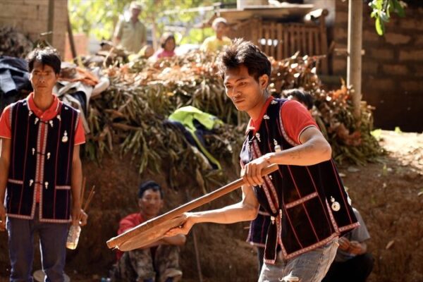 De’ang Villagers Spin Millstone-Shaped Tops to Celebrate Spring Festival De_ang_Villagers_Spin_Millstone_Shaped_Tops_to_Celebrate_Spring_Festival