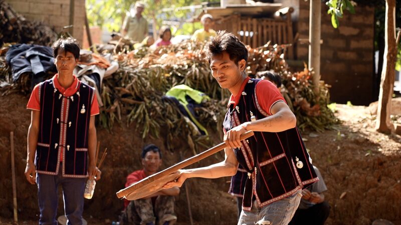 De_ang_Villagers_Spin_Millstone_Shaped_Tops_to_Celebrate_Spring_Festival - Khabar Asia De_ang_Villagers_Spin_Millstone_Shaped_Tops_to_Celebrate_Spring_Festival