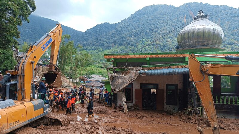 Deadly_Landslides_and_Flash_Floods_Devastate_Sumatra_Island_Villages - Khabar Asia Deadly_Landslides_and_Flash_Floods_Devastate_Sumatra_Island_Villages