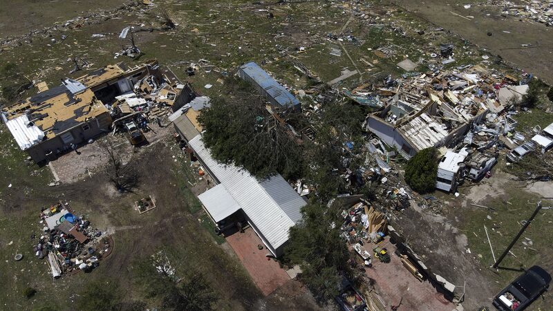 Deadly_Tornadoes_Sweep_Central_US_Leaving_at_Least_18_Dead - Khabar Asia Deadly Tornadoes Sweep Central U.S., Leaving at Least 18 Dead