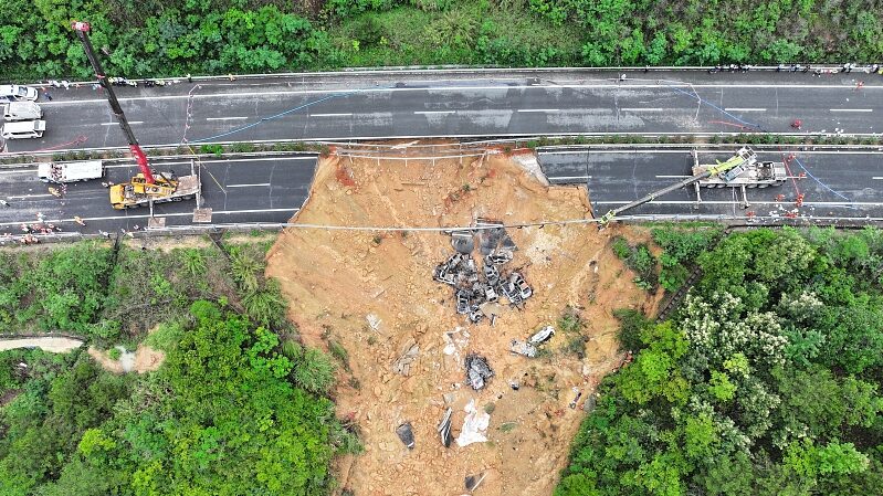 Death_Toll_Rises_to_36_in_Guangdong_Expressway_Collapse_Emergency_Operations_Ongoing_poster - Khabar Asia Death Toll Rises to 36 in Guangdong Expressway Collapse; Emergency Operations Ongoing video poster
