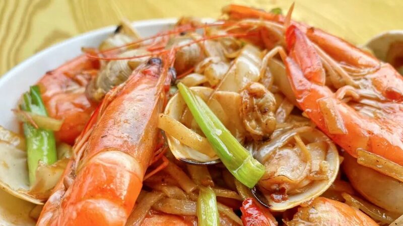 Discover_Hainans_Seafood_Fried_Rice_Noodles_A_Culinary_Gem_Awaiting_Travelers - Khabar Asia Discover Hainan's Seafood Fried Rice Noodles: A Culinary Gem Awaiting Travelers