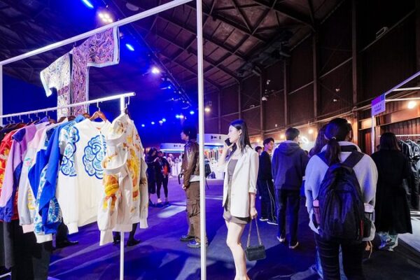 Discover_New_Chinese_Style_at_2024_China_Fashion_Week_poster - Khabar Asia Discover 'New Chinese Style' at 2024 China Fashion Week video poster