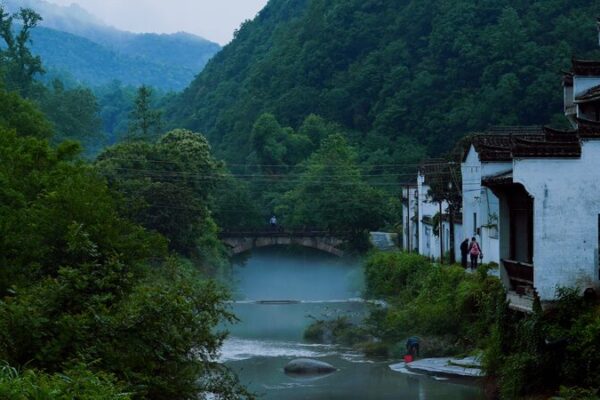 Discover Tranquility in Anhui’s Lixi Village: A Hidden Gem Amidst Majestic Mountains Discover Tranquility in Anhui's Lixi Village: A Hidden Gem Amidst Majestic Mountains