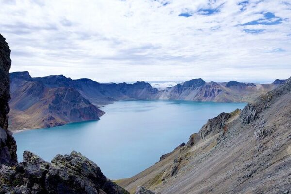 Discover the Enchanting Tianchi Lake: A Hidden Gem on Changbai Mountain Discover_the_Enchanting_Tianchi_Lake__A_Hidden_Gem_on_Changbai_Mountain