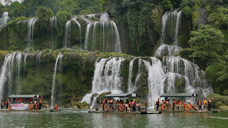 Discover_the_Majestic_Detian_Waterfall_Asias_Largest_Cross-Border_Cascade - Khabar Asia Discover the Majestic Detian Waterfall: Asia's Largest Cross-Border Cascade