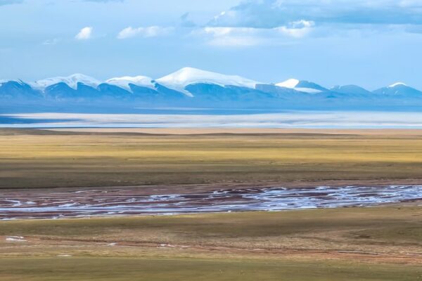 Discover the Untouched Beauty of Hoh Xil: Asia’s Pristine Wilderness Discover_the_Untouched_Beauty_of_Hoh_Xil__Asia_s_Pristine_Wilderness