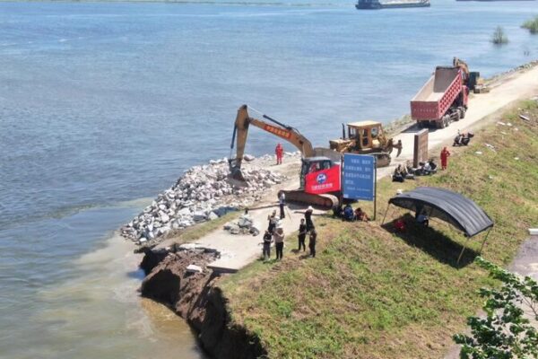 Dongting Lake Dike Breach Causes Flooding in Central China's Hunan Province video poster