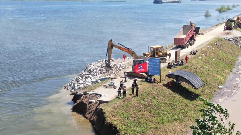 Dongting Lake Dike Breach Causes Flooding in Central China's Hunan Province video poster