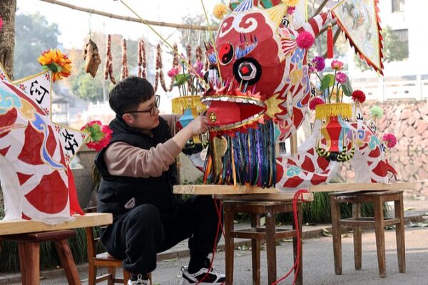 Dongyang’s ‘Bench Loong’ Lanterns Illuminate Community Spirit Ahead of Spring Festival Dongyang's 'Bench Loong' Lanterns Illuminate Community Spirit Ahead of Spring Festival
