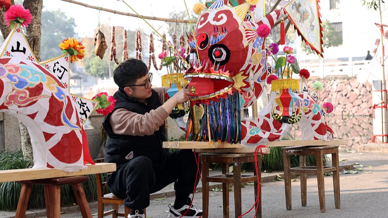 Dongyang's 'Bench Loong' Lanterns Illuminate Community Spirit Ahead of Spring Festival