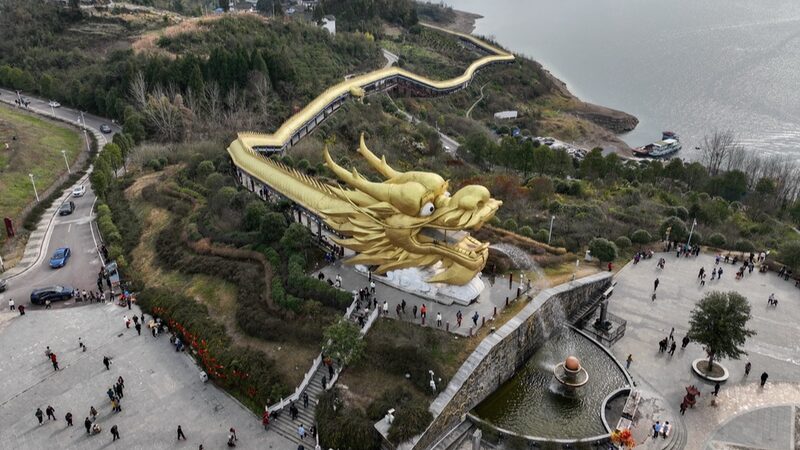 Dragon-Themed Corridor in Guizhou Attracts Tourists During Spring Festival
