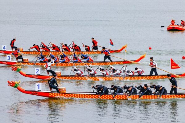 Dragon Boat Spectacle Thrills Crowds at Wuhan’s Dugonghu Wetland Park Dragon Boat Spectacle Thrills Crowds at Wuhan's Dugonghu Wetland Park