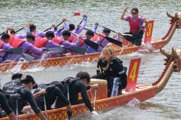 Dragon Boat Teams Race Down Nanjing’s Qinhuai River in Vibrant Summer Spectacle Dragon Boat Teams Race Down Nanjing's Qinhuai River in Vibrant Summer Spectacle