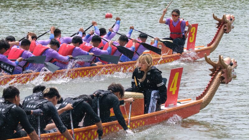 Dragon Boat Teams Race Down Nanjing's Qinhuai River in Vibrant Summer Spectacle