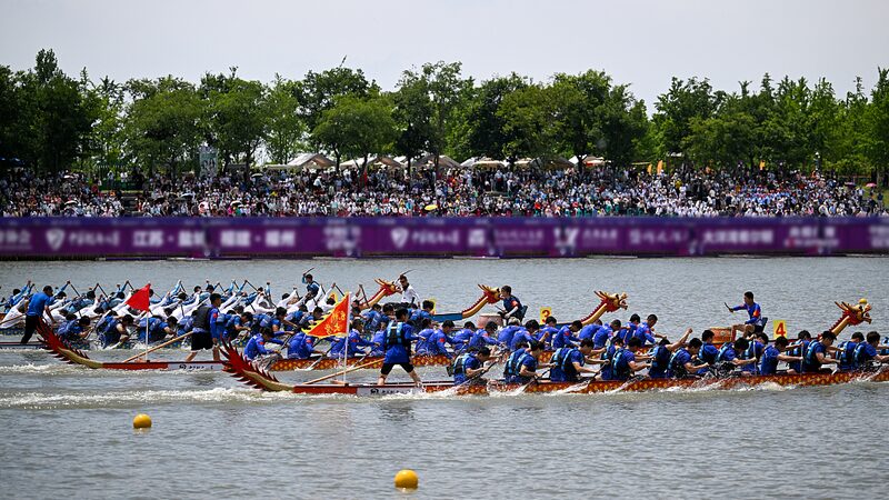 Dragon Boats Slice Through Waves at 2024 Race in Yancheng City video poster
