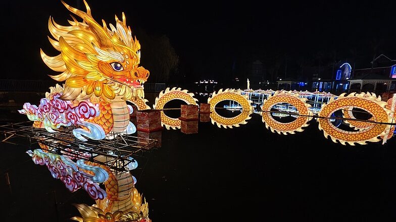 Dragon_Lanterns_Illuminate_Wuhans_Happy_Valley_Ahead_of_Chinese_New_Year - Khabar Asia Dragon Lanterns Illuminate Wuhan's Happy Valley Ahead of Chinese New Year