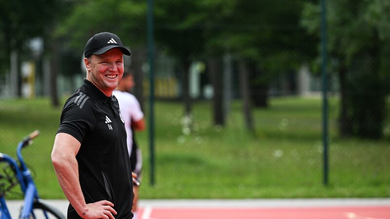 Eddie_Howe_Affirms_Commitment_to_Newcastle_Amid_England_Speculation - Khabar Asia Eddie_Howe_Affirms_Commitment_to_Newcastle_Amid_England_Speculation