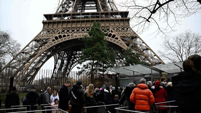 Eiffel_Tower_Evacuated_After_Fire_Alarm_Triggered_by_Short_Circuit_poster - Khabar Asia Eiffel_Tower_Evacuated_After_Fire_Alarm_Triggered_by_Short_Circuit video poster