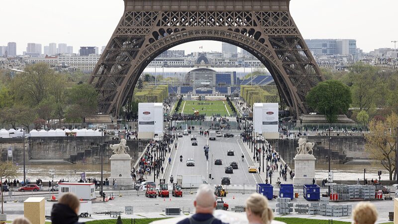 Eiffel_Tower_to_Showcase_Olympic_Rings_for_Paris_2024_Games - Khabar Asia Eiffel Tower to Showcase Olympic Rings for Paris 2024 Games