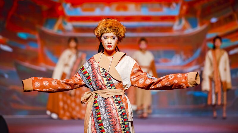 Emerging Designers Embrace 'China Chic' in Fujian Fashion Showcase