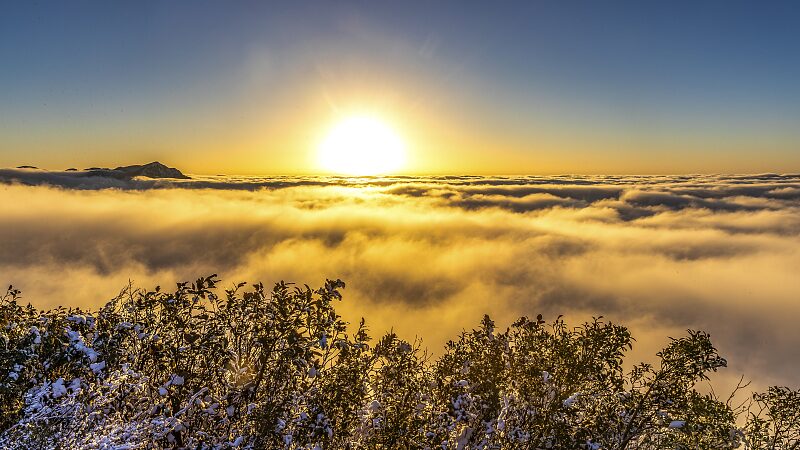 Enchanting_Halo_Rainbow_Graces_Jinfo_Mountain_in_Chongqing - Khabar Asia Enchanting Halo Rainbow Graces Jinfo Mountain in Chongqing