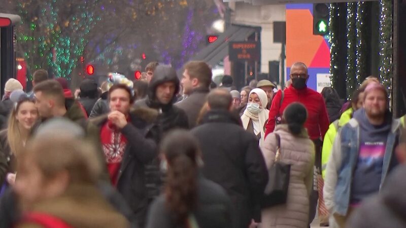 England Reduces COVID-19 Isolation to Seven Days Amid Record Cases video poster