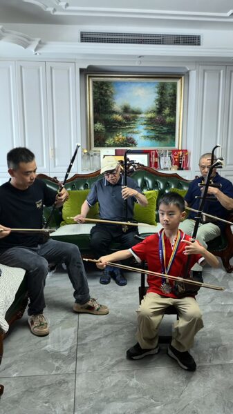 Erhu_Connects_Four_Generations_of_the_Qian_Family_in_Wuxi_poster - Khabar Asia Erhu_Connects_Four_Generations_of_the_Qian_Family_in_Wuxi video poster