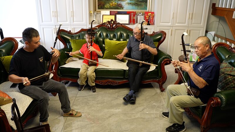 Erhu_Unites_Four_Generations_of_the_Qian_Family_in_Wuxi
