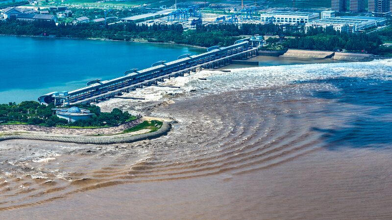 Experience the Majestic Tidal Bore of China's Qiantang River video poster