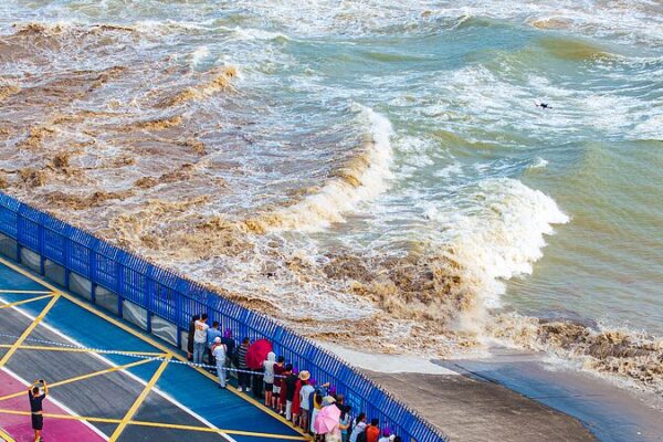 Experience_the_Mighty_Tidal_Bore_of_Qiantang_River_in_East_China_s_Zhejiang video poster
