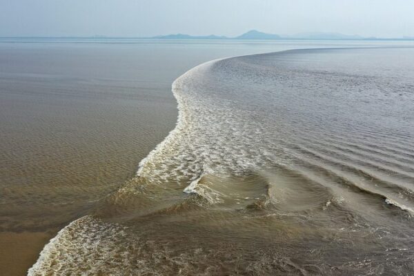 Experience_the_Worlds_Largest_Tidal_Bore_on_the_Qiantang_River_poster - Khabar Asia Experience the World's Largest Tidal Bore on the Qiantang River video poster