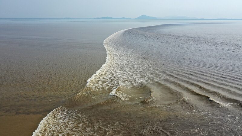 Experience_the_Worlds_Largest_Tidal_Bore_on_the_Qiantang_River_poster - Khabar Asia Experience the World's Largest Tidal Bore on the Qiantang River video poster