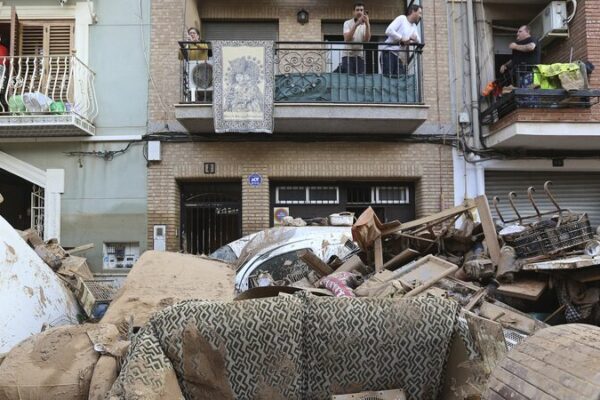 Expert Warns of Global Weather Crisis as Spain Faces Deadly Floods Expert_Warns_of_Global_Weather_Crisis_as_Spain_Faces_Deadly_Floods