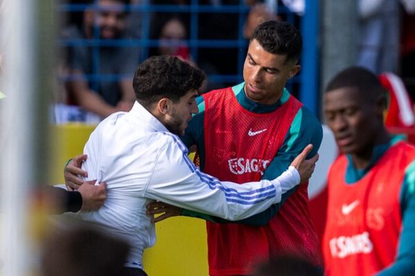 Fan Invades Pitch to Snap Selfie with Cristiano Ronaldo Ahead of Euro 2024 Fan Invades Pitch to Snap Selfie with Cristiano Ronaldo Ahead of Euro 2024