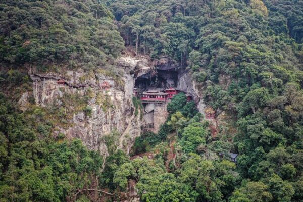 Fangguang Temple: Fujian’s Millennium-Old Cliffside Marvel Fangguang Temple: Fujian's Millennium-Old Cliffside Marvel