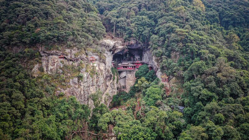 Fangguang_Temple_Fujians_Millennium-Old_Cliffside_Marvel - Khabar Asia Fangguang Temple: Fujian's Millennium-Old Cliffside Marvel