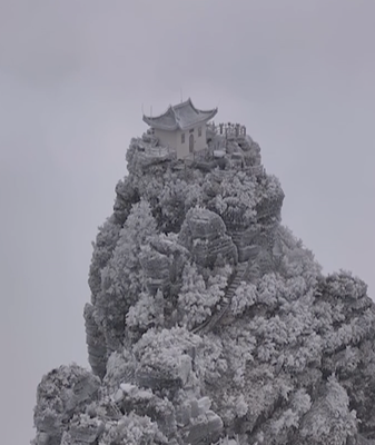 Fanjing Mountain’s Snowy Splendor Attracts Throngs of Tourists Fanjing_Mountain_s_Snowy_Splendor_Attracts_Throngs_of_Tourists video poster