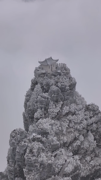 Fanjing_Mountain_s_Snowy_Splendor_Attracts_Throngs_of_Tourists_poster - Khabar Asia Fanjing_Mountain_s_Snowy_Splendor_Attracts_Throngs_of_Tourists video poster