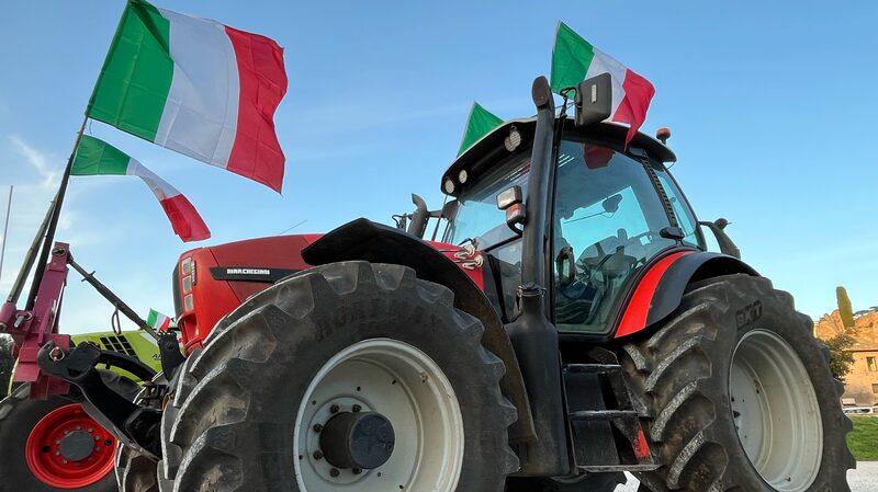 Farmers_Park_Tractors_Outside_Colosseum_in_Rome_Protest - Khabar Asia Farmers Park Tractors Outside Colosseum in Rome Protest